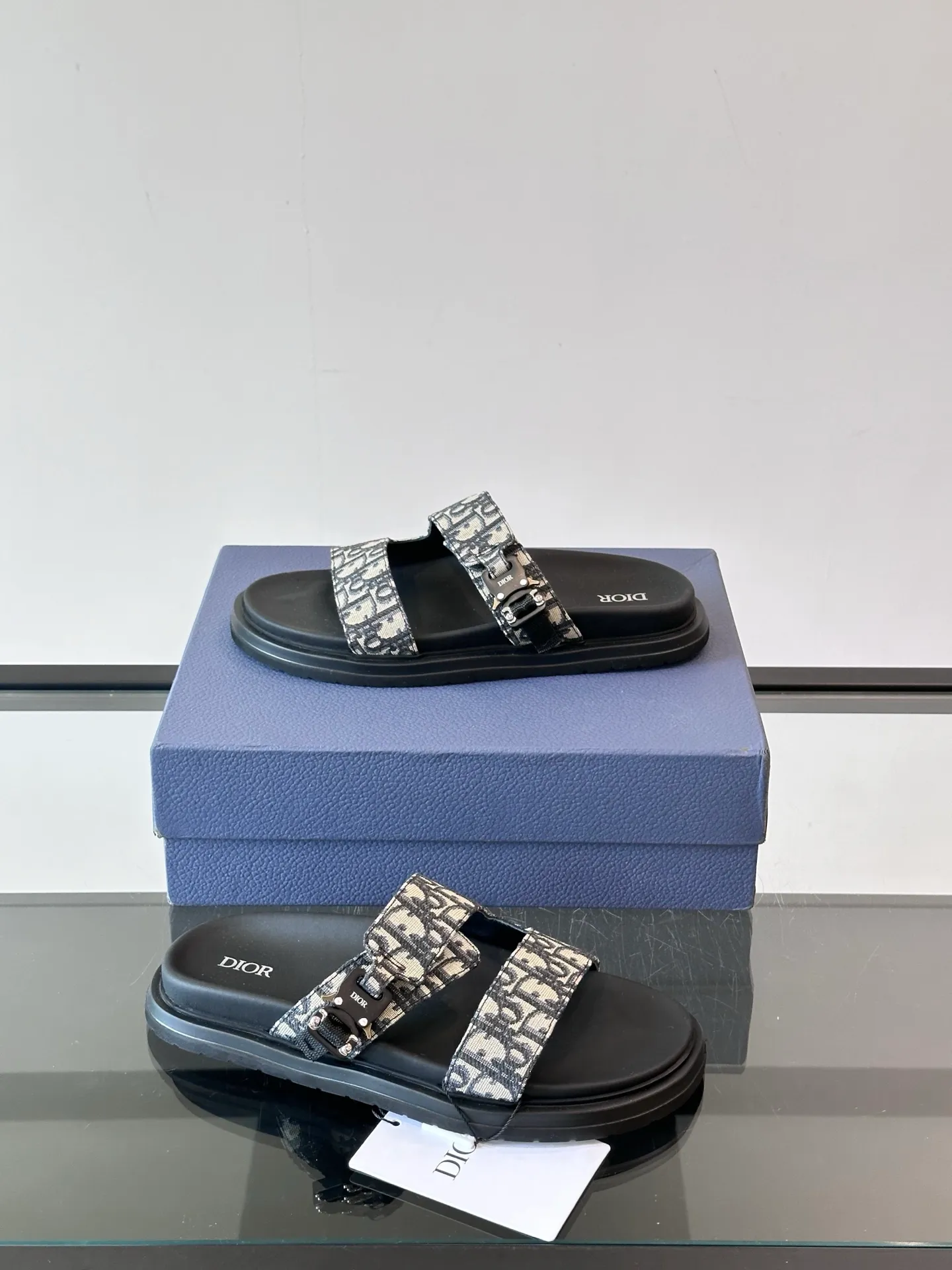 Factory price: 300💰Dior Aqua men's sandals and slippers. Showcasing Dior haute couture design. The Dior gray suede strap is accented with an aluminum Dior buckle for added style. Paired with a comfortable tonal notch sole, they pair easily with shorts or jeans for a sophisticated look. Main body: suede cow leather, technical fabric lining: cow leather, with adjustable straps, aluminum Dior buckle, Dior gray EVA insole, tonal notch rubber outsole splicing structure👌👌 size: 38-44 (45.46 customized)